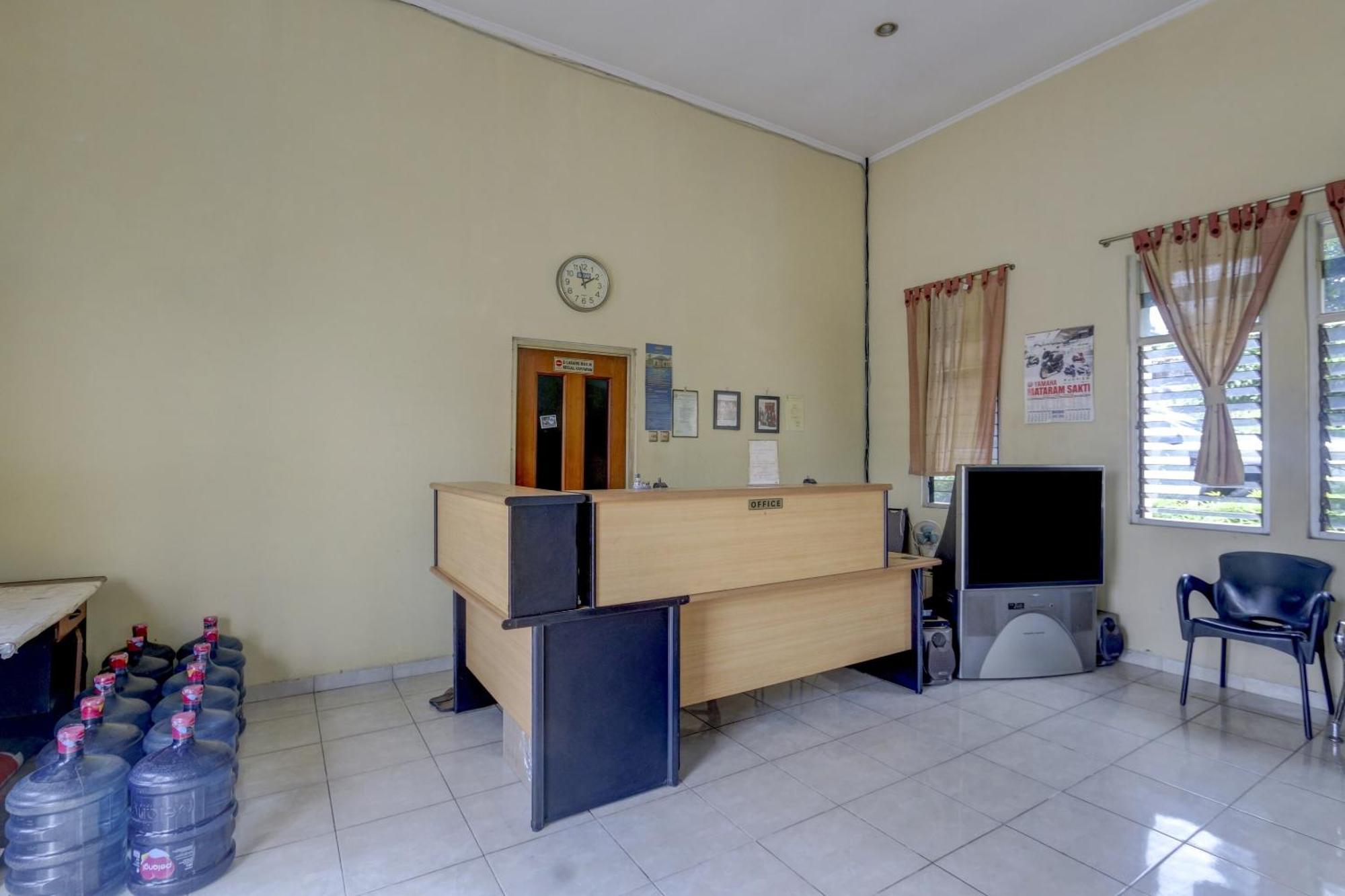 Oyo Life 90159 Puri Asoka Guest House Семаранг Экстерьер фото