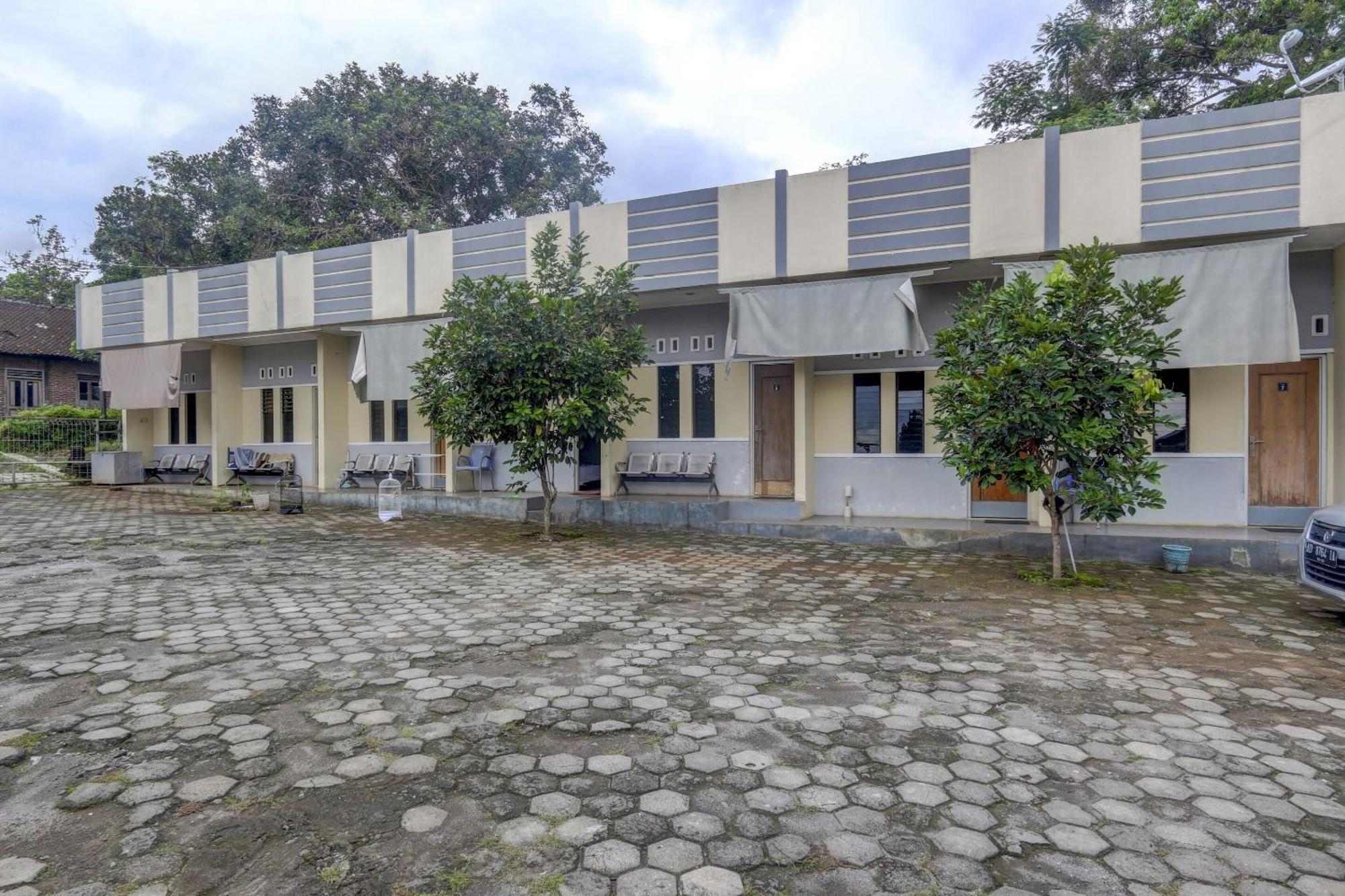 Oyo Life 90159 Puri Asoka Guest House Семаранг Экстерьер фото