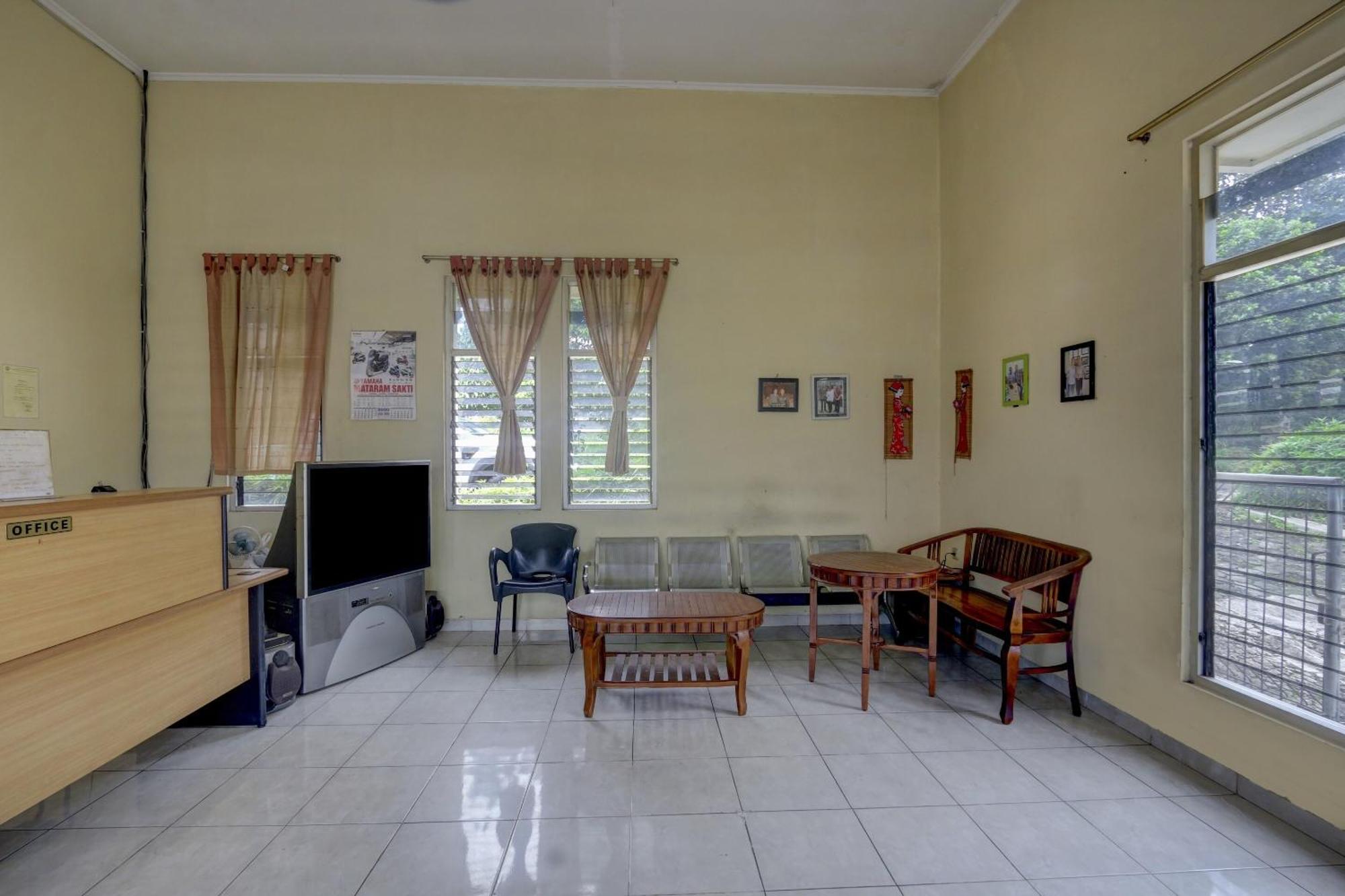 Oyo Life 90159 Puri Asoka Guest House Семаранг Экстерьер фото