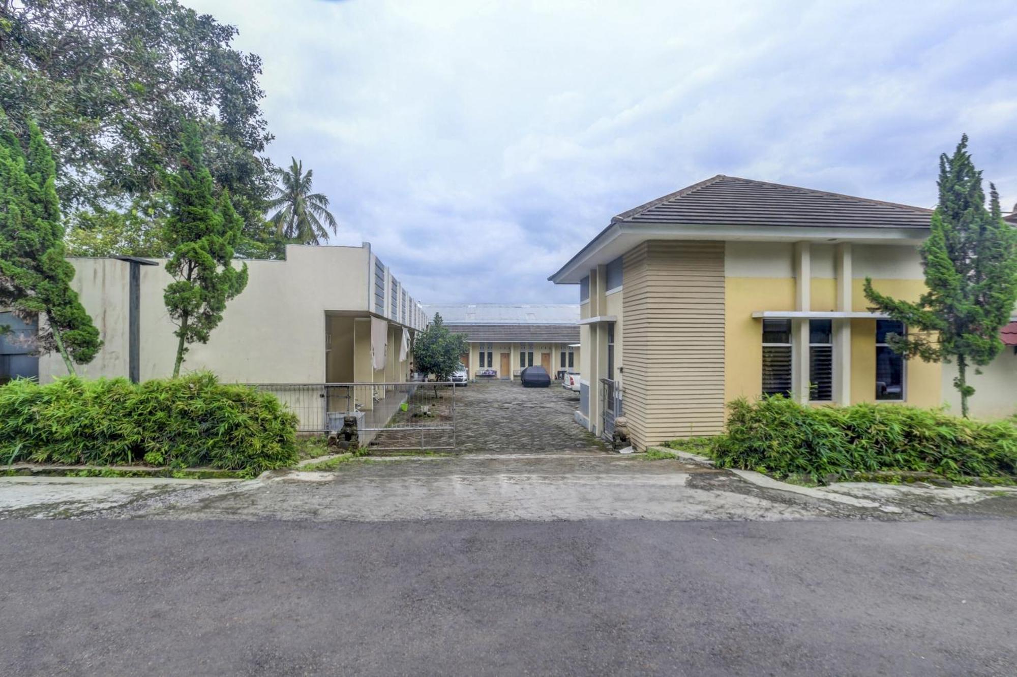 Oyo Life 90159 Puri Asoka Guest House Семаранг Экстерьер фото