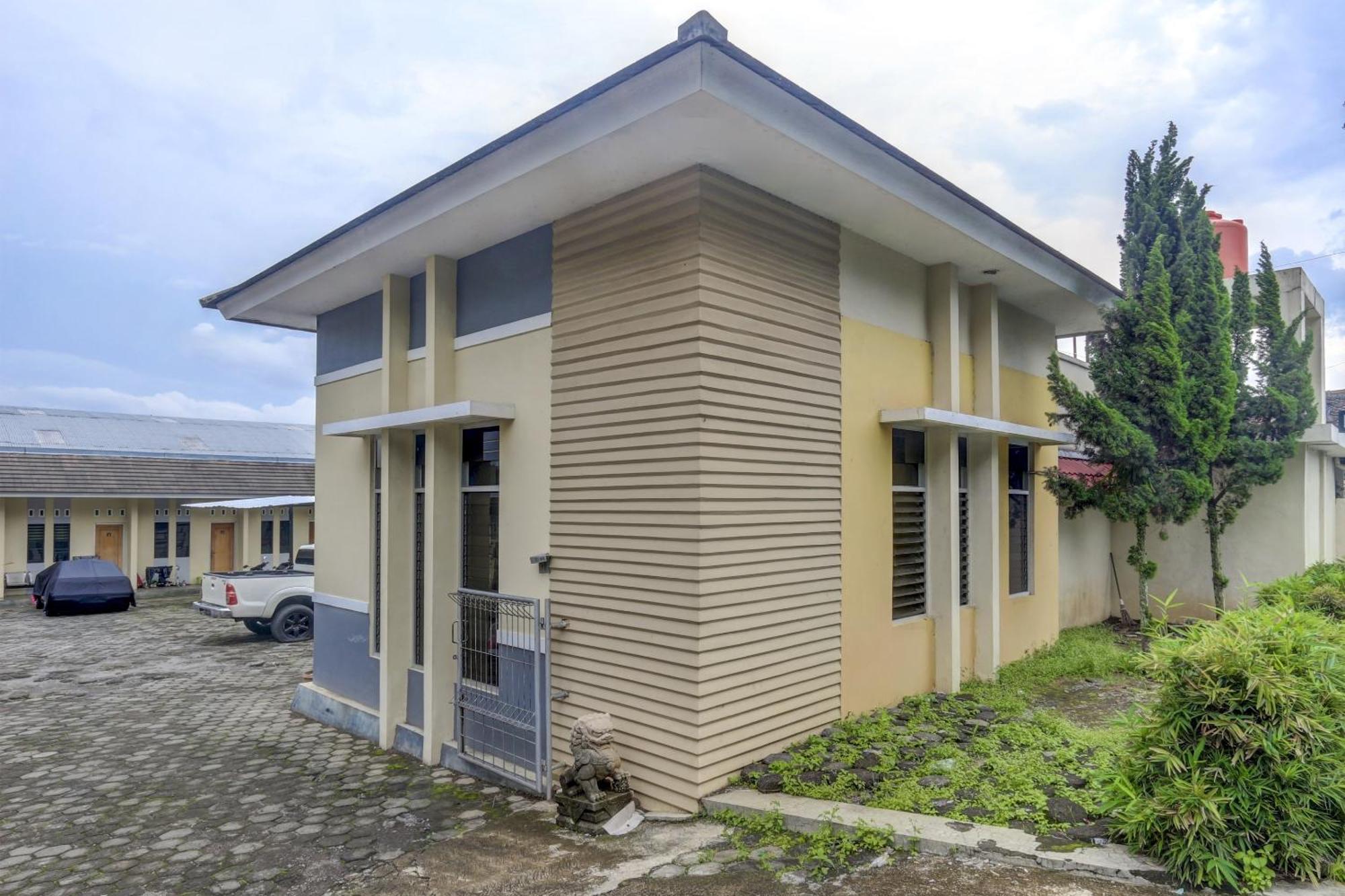 Oyo Life 90159 Puri Asoka Guest House Семаранг Экстерьер фото